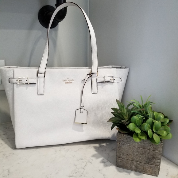 kate spade Handbags - 👜WHITE KATE SPADE LEATHER HANDBAG